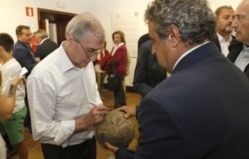 La exposición muestra la vinculación de San Lorenzo de El Escorial con el club rojiblanco a lo largo de la historia. Ufarte.