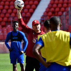 “No creo que la gente piense que el que ha descendido al Almería soy yo”