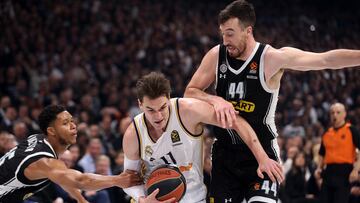 Mario Hezonja, alero del Real Madrid, recibe la falta de Perry Doziery y de Frank Kaminsky, del Partizán, que no pueden contenerlo.