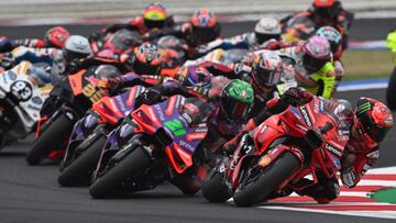 El pelotón de MotoGP con Pecco a la cabeza.