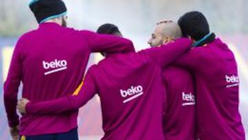 Neymar, buen rolloo con Piqué, Suárez y Mascherano en un entrenamiento.