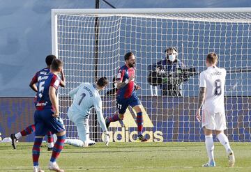 ¡¡EMPATA MORALES CON UN GOLAZO!! ¡Gran centro de Miramón desde la derecha, el balón llega al segundo palo y el Comandante remata a botepronto perfecto para cruzar la pelota ante Courtois! 