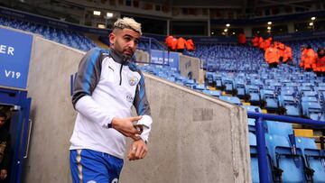 Riyad Mahrez calienta antes de un partido