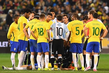 Gabriel Jesús tendido en el suelo rodeado de jugadores de ambos equipos.