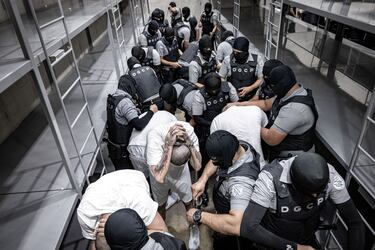 La administración Trump deportó el pasado 31 de marzo a El Salvador a 17 personas acusadas de pertenecer a las organizaciones criminales Tren de Aragua y MS-13. La deportación se produce en el marco de un acuerdo entre Washington y El Salvador para trasladar allí a los inmigrantes que según la administración americana pertenecen a grupos delictivos pese a que dos fallos judiciales prohibieran las deportaciones exprés basadas en la Ley de Enemigos Extranjeros.