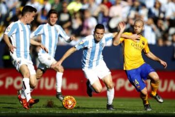 Charles y Mascherano luchando por un balón.