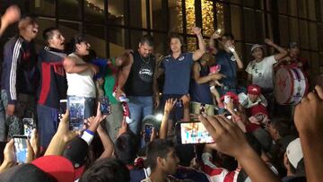 La afición no pierde la ilusión de ver a Chivas en Semifinales del Torneo Clausura 2017 y este sábado le cantaron para motivarlos.