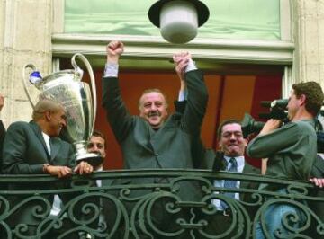 El presidente de la Comunidad de Madrid por aquel entonces, Alberto Ruiz Gallardón, el entrenador del Real Madrid , Vicente del Bosque, y Roberto Carlos saludan a los aficionados concentrados en la madrileña Puerta del Sol.