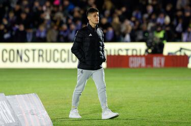 El turco pasea por el terreno de juego antes de jugar su primer partido con la camiseta blanca.