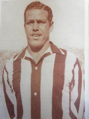 Este robusto delantero comenzó su carrera en Las Palmas donde jugó solamente una temporada, la mejor de su corta carrera, en 1951-52. Llegó al Atlético de Madrid tras un paso por el Zaragoza, pero solamente disputó cuatro partidos con el club rojiblanco en la 1954-55.