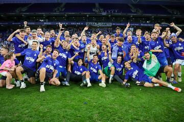 Los jugadores pericos celebran el ascenso a Primera División.