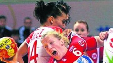 La defensa española, agresiva.