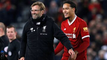 Jurgen Klopp junto a Virgil Van Dijk, el central más caro de la historia del fútbol.