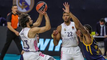 Llull lanza frente a Booker, en el el Madrid-Khimki de la tercera jornada de la Euroliga.