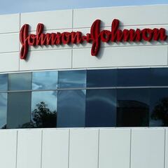Johnson & Johnson empezará a probar en humanos una vacuna contra la COVID-19 en julio
