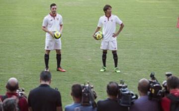 Pablo Sarabia and Kiyotake presented as new Sevilla players.
