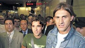 <b>LLEGADA MULTITUDINARIA</b>. El portugués Deco aterrizó en el El Prat, donde provocó un auténtico caos.