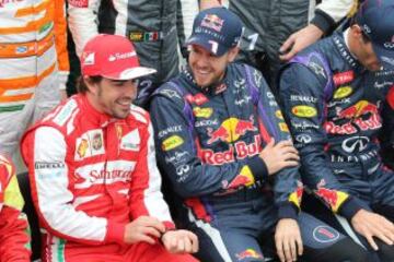 El piloto español Fernando Alonso (i), de Ferrari, habla con el alemán Sebastian Vettel (c), de la escudería Red Bull, junto al australiano Mark Webber (d), durante la foto oficial hoy, en el Gran Premio de Brasil, en el circuito de Interlagos, Sao Paulo, última carrera del año.