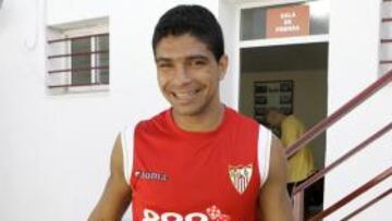 <b>HALAGOS.</b> El jugador sevillista ha comparado a Diego Capel con Messi y Cristiano Ronaldo.