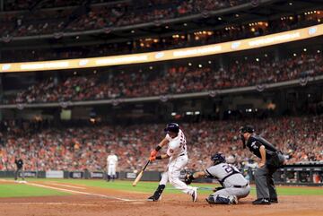 La batalla entre los Yankees de Nueva York y los Astros de Houston, dos de los mejores equipos de las Grandes Ligas, volvió empatada al Bronx (1-1). Un error de LeMahieu al final del partido privó al equipo neoyorkino de ponerse 2-0. En la imagen, Brantley batea para los Yankees en el Minute Maid Park de Houston.