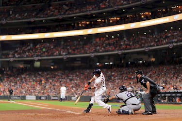La batalla entre los Yankees de Nueva York y los Astros de Houston, dos de los mejores equipos de las Grandes Ligas, volvió empatada al Bronx (1-1). Un error de LeMahieu al final del partido privó al equipo neoyorkino de ponerse 2-0. En la imagen, Brantley batea para los Yankees en el Minute Maid Park de Houston.