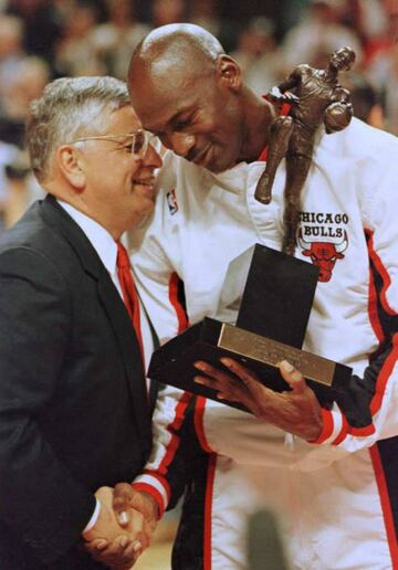 David Stern da el MVP a Michael Jordan.