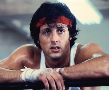 Uno de los ‘tipos duros’ de los años ochenta y noventa, protagonista de ‘Rambo’, ‘Rocky’, ‘Evasión o victoria’ o ‘Demolition man’, es también un gran guionista y un buen director. Es responsable del guion de la primera entrega de ‘Rocky’, y dirigió las secuelas que vinieron a continuación de la saga del boxeador.