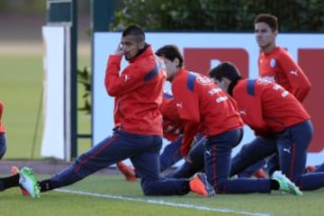 La Selección llegó a Londres después de esperar mucho en el aeropuerto e inmediatamente se trasladó al centro de entrenamientos del Arsenal. Alexis Sánchez fue el guía.