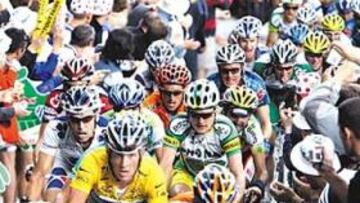 <b>LA SOLEDAD DEL LÍDER. </b>El americano se encontró sólo en la subida al Col de la Schlucht.