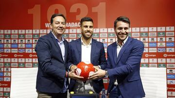 11-06 El Granada CF convoca a los medios de comunicaci?n a la rueda de prensa de presentaci?n de Fede Vico como jugador rojiblanco, una vez ejercida la opci?n de compra. En la imagen el director general, Fernandez Monterrubio, el jugador y el gerente depo