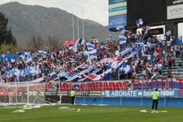 La presencia de los hinchas de la UC con bombos, lienzos y bengalas.