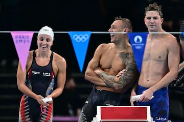 Regan Smith y Caeleb Dressel bromean, durante el 4x100 estilos mixto.