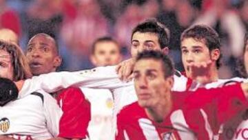 <b>AGARRONES SIN MIRAR. </b>En cada córner se sucedieron los agarrones, incluso entre compañeros, como aquí Albiol a Mista. Perea le ayuda.