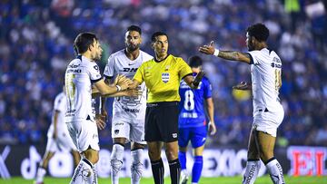 Ulises Rivas, Jose Caicedo of Pumas and Referee Daniel Quintero HUitron during the Quarterfinals second leg match between Cruz Azul and Pumas UNAM as part of the Torneo Clausura 2024 Liga BBVA MX at Ciudad de los Deportes Stadium on May 12, 2024 in Mexico City, Mexico.
