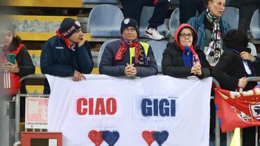 Aficionados del Cagliari, con una pancarta en recuerdo a Gigi Riva.