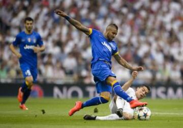 Cristiano Ronaldo le intenta quitar el balón a Arturo Vidal.