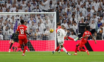 El futbolista del Real Madrid, Kylian Mbappé, marca el 1-0 al Sevilla. 