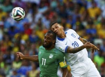 Didier Drogba y Jose Holebas