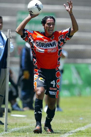 Irapuato es traspasado a Veracruz, pese a que esa franquicia jarocha existía en la Primera A. Luego el Veracruz original asciende tras ganar promoción ante León y el otro Veracruz es vendido para convertirse en Jaguares de Chiapas.