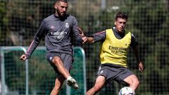 Antonio Blanco persigue a Benzema en un entrenamiento del Real Madrid de esta pretemporada.