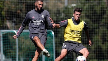 Antonio Blanco persigue a Benzema en un entrenamiento del Real Madrid de esta pretemporada.