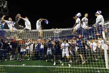 Varios jugadores de V¨¦lez Sarsfield celebran, subidos en el larguero de la porter¨ªa, el t¨ªtulo de campe¨®n de la liga argentina once a?os despu¨¦s. El equipo entrenado por Gustavo Quinteros se impuso 2-0 a Hurac¨¢n, con goles de Claudio Aquino y Dami¨¢n Fern¨¢ndez, en la vigesimos¨¦ptima y ¨²ltima jornada del campeonato en el estadio Jos¨¦ Amalfitani.