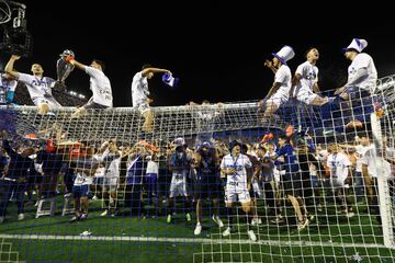 Varios jugadores de Vélez Sarsfield celebran, subidos en el larguero de la portería, el título de campeón de la liga argentina once años después. El equipo entrenado por Gustavo Quinteros se impuso 2-0 a Huracán, con goles de Claudio Aquino y Damián Fernández, en la vigesimoséptima y última jornada del campeonato en el estadio José Amalfitani.