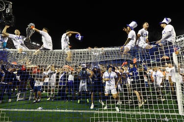 Varios jugadores de Vélez Sarsfield celebran, subidos en el larguero de la portería, el título de campeón de la liga argentina once años después. El equipo entrenado por Gustavo Quinteros se impuso 2-0 a Huracán, con goles de Claudio Aquino y Damián Fernández, en la vigesimoséptima y última jornada del campeonato en el estadio José Amalfitani.