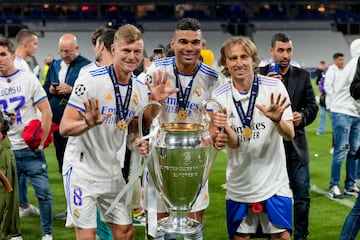 Kroos, Casemiro y Modric posan con la 14 en París.