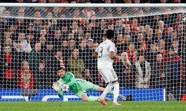 Thibaut Courtois detiene un lanzamiento de Alexis Mac Allister.
