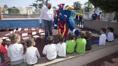 Fernando Romay y &#039;Lola&#039;, la mascota del Eurobasket femenino, participaron en el D&iacute;a de L&#039;Esport. 