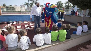 Fernando Romay y 'Lola', la mascota del Eurobasket femenino, participaron en el Día de L'Esport.