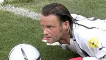 <b>ANÉCDOTA. </B>El veterano portero suizo, Jörg Stiel, de 36 años, protagonizó lo más entretenido del choque al correr tras un balón que se colaba en su puerta y salvar casi sobre la línea.