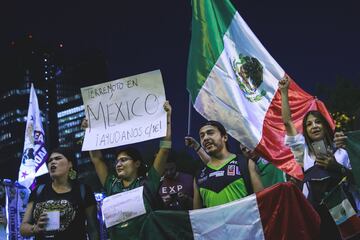 Aficionados mexicanos se dieron cita al Estadio Santiago Bernabeú con pancartas por el sismo.